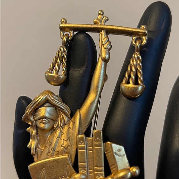 *RARE* AJC Gold-Tone Lady Justice “Appeal” Legal Brooch - Picture 4 of 8